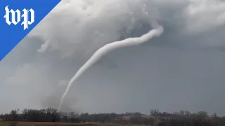 Massive rope tornado cuts through Iowa