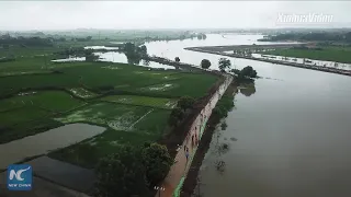 Chinese soldiers help battle floods in Anhui, China