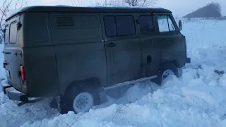 Нива ,уазик и буханка пробиваются по снегу часть 1