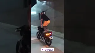 Motoqueiro fica em pé na moto e cai do veículo em movimento em túnel de Fortaleza (CE)