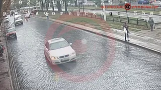 В Днепре на Яворницкого Geely сбил женщину и она чуть не попала под трамвай: видео момента
