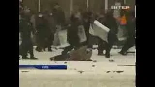 "Беркут" разобрал баррикады протестующих на улице Гр...
