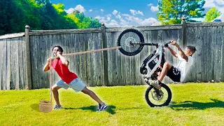 TEACHING LITTLE BROTHER HOW TO WHEELIE ON SUR RON X!!