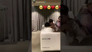 Beso de kim Y Juan demostrándose su amor 😘