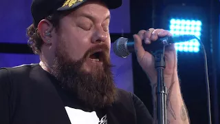 Nathaniel Rateliff and the Night Sweats - Out on the Weekend (Live at Farm Aid 2017))