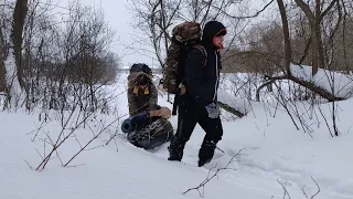 Зимний поход вдоль реки с ночевкой. Рекордные сугробы, мороз, метель в подмосковье.