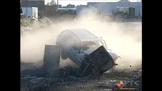 Crash test: Mercedes E (S124) vs. concrete cubes