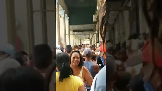 Cola para comprar pollo en Los Sitios, Centro Habana