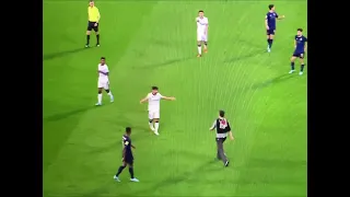 Fan enters and kicks his own team’s players! 🤯 Vitoria Guimaraes Porto 2022