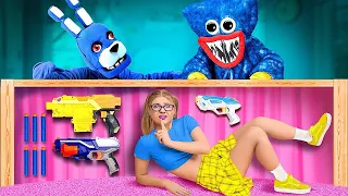 Cazado por Huggy Wuggy y Bonnie de FNAF - Guerra Nerf en una sala secreta por La La Vida Juegos