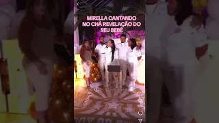 Mc Mirella cantando no CHÁ REVELAÇÃO