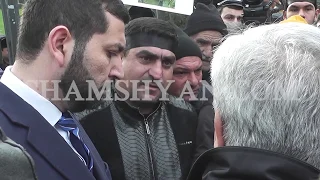 Մահացած զինծառայող Արթուր Աջամյանի հարազատները բողոքի ակցիա են անում ԱԺ շենքի մոտ
