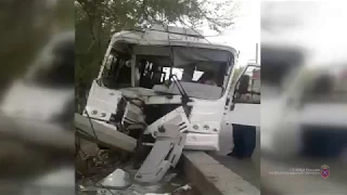 На юге Волгограда рейсовый автобус врезался в столб: 11 человек пострадали