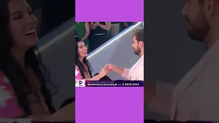 Ana Castela e Gustavo Mioto Se Beijam No Palco do Teleton.