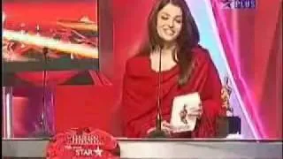 YouTube - Aishwarya rai presenting award best actor to Shahrukh khan_2.flv