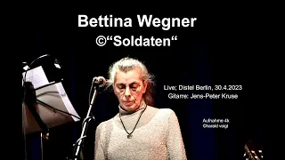 Bettina Wegner © "Soldaten" -Live & hochaktuell- Distel, Berlin 30.4.2023, Gitarre: Jens-Peter Kruse