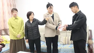 妹妹考上大学，哥哥给3000姐给1件破衣服，6年后妹妹竟这样报答