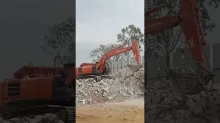 Hitachi #ZX220 Excavator Feeding TEREX #Finlay Mobile Crusher #Hitachi #terexfinlay #mobilecrusher