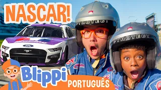 Blippi e Meekah Dirigem Carros de NASCAR! | Blippi em Português | Vídeos Educativos para Crianças