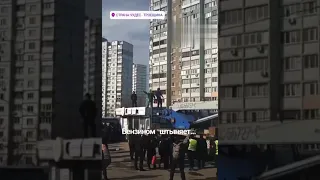 В Киеве на Троещине человек забрался на один из МАФов и облил себя бензином