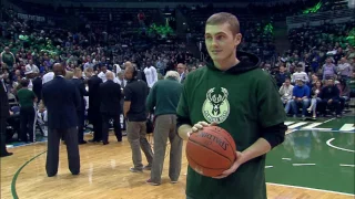 Bucks Fan Wins $5000 on Halfcourt Shot l 11.21.16