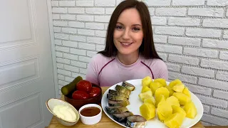 МУКБАНГ ЧУЖИЕ ЛЮДИ? КАРТОФЕЛЬ РЫБА СКУМБРИЯ MUKBANG POTATO FISH MACKEREL ответы на вопросы