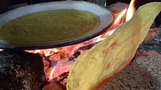 Moliendo unas tortillas amarillas bien ricas 😋 con un  molito de puerco.