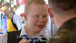 Guus en Johnny krijgen een warm welkom - MEEUWIS & DE MOL MAKEN VRIENDEN