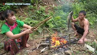 Primitive Life - Survival Technology Using Fire In The Forest Grilled Big Fish - Eating Delicious