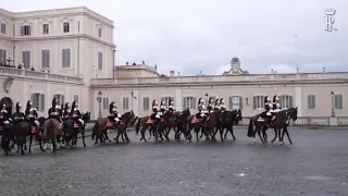 Mattarella al cambio della guardia solenne del Reggimento dei Corazzieri sulla piazza del Quirinale