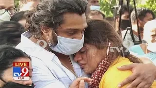 ಚಿರುಗೆ ಸಾವಿರಾರು ಜನರಿಂದ ಕಣ್ಣೀರ ವಿದಾಯ Thousands Bid Teary Adieu To Actor Chiranjeevi Sarja