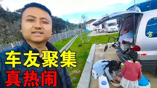 西藏林芝停车场，几十位自驾游人做饭搭帐篷，我家也躲在车旁吃饭【穷游的似水年华】
