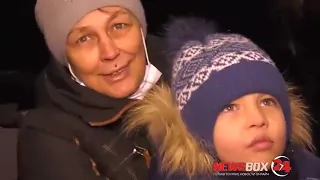 Во Владивостоке пассажиров праздничного трамвая поздравляют Дед Мороз и Снегурочка