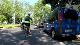 Was macht man bei einer Demo Kolonne mit dem Auto? Reinfahren!