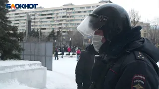 Полицейский помогает активисту