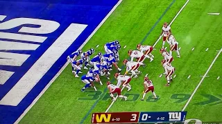 Giants ran a QB sneak on 3rd and 9 😂🤣😂🤣😂🤣