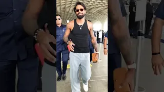 Hardik pandya makes a stylish entry at the airport#HardikPandya #Cricket #Viral