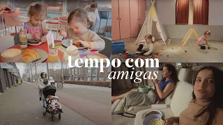 Um café só para crianças e noite das meninas com pipoca e brigadeiro