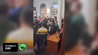 Top Channel/ “Je gylenist”! Përplasje në xhaminë Dine Hoxha! Besimtarët ofendojnë myftinë e Tiranës