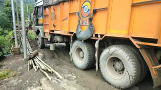 Truck stuck inside the Off road