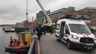 Ужас!!! Фура утром полностью съехала в реку Неву. Водитель погиб. Редкое видео.