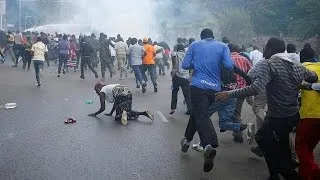 Kenya: tear gas and water cannon vs protesters