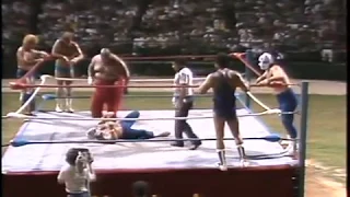WWC: Carlos Colón, The Invaders vs. Abdullah The Butcher, Chicky Starr & Ron Starr (1986)