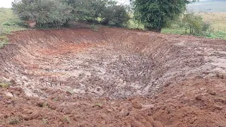 Fazendo  um açude  do início  ao fim,com escavadeira hidráulica, operador capixaba