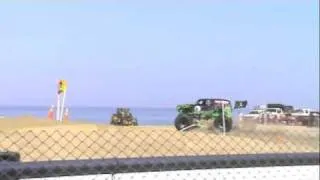 Grave Digger Freestyle - Loses Tire at Monsters at the Beach!