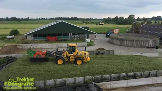 Van der Schors aan het hakselen van de tweede snede gras