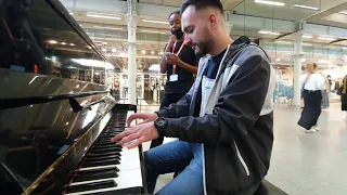 30 seconds of Pirates of Caribbean on Public Piano