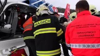 Vážná dopravní nehoda osobního vozidla s vyproštěním zraněné osoby Krákořice - Olomoucko