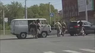 Подрезал не ту машину))) С омоном шутки плохи.Clipped the wrong car)