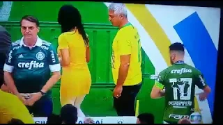 Momento em que Bolsonaro entrega a taça ao Palmeiras.